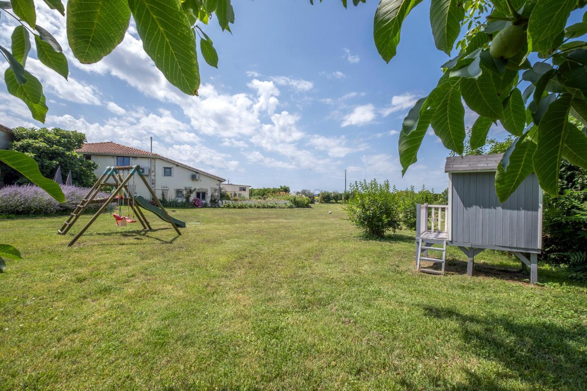 Domaine Chez Les Rois Bed and Breakfast Berneuil  Exterior foto