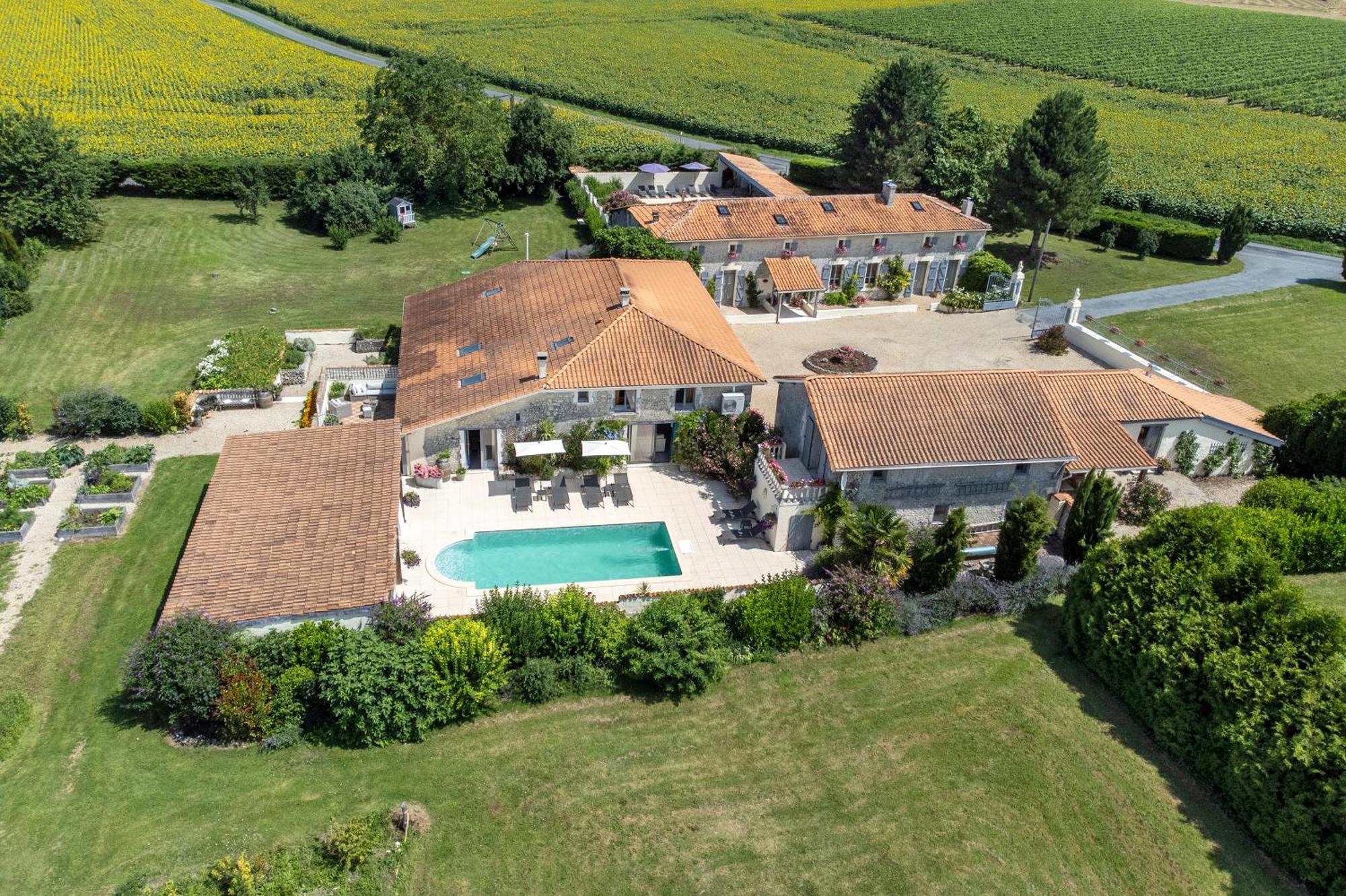 Domaine Chez Les Rois Bed and Breakfast Berneuil  Exterior foto